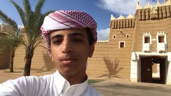 شاهد.. فتى سعودي يعرّف بمواقع أثرية باللهجة البريطانية