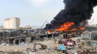 رجال الإطفاء يخمدون ما تبقى من حريق مرفأ بيروت