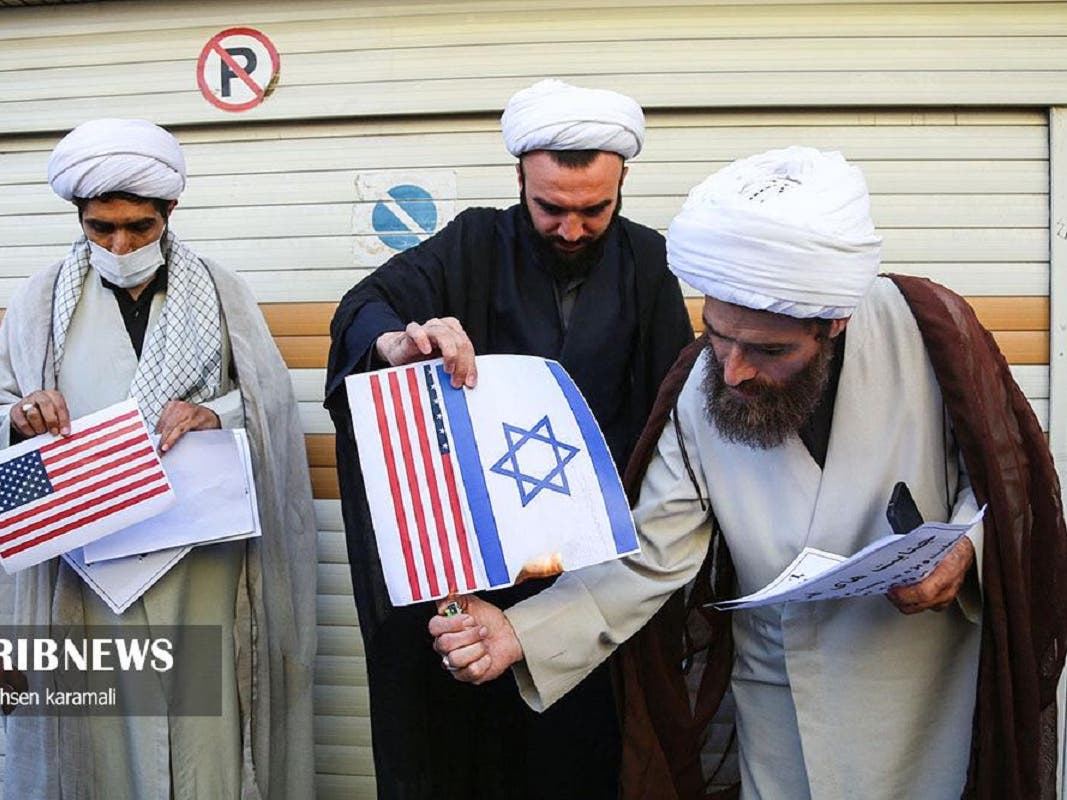 Iranian protesters burn US, Israeli flags in Tehran over Charlie Hebdo cartoons | Al Arabiya English Iranian protesters burn US, Israeli flags in Tehran over Charlie Hebdo cartoons | Al Arabiya English