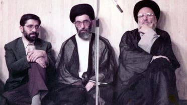 مير حسين موسوي(يسار) جنب خامنئي وموسوي أردبيلي