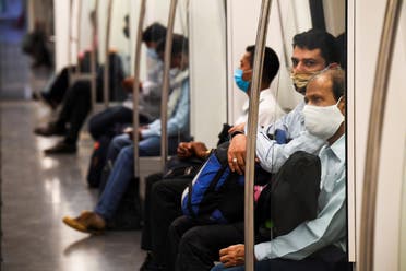 مسافرون في مترو بالهند يضعون كمامات للوقاية من كورونا