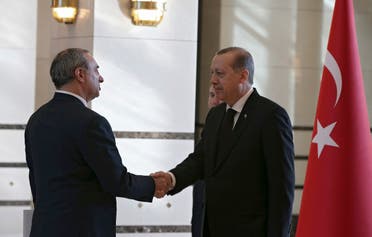 Israeli Ambassador Eitan Naeh, left, shakes hands with President Recep Tayyip Erdogan while presenting his letter of credentials, in Ankara, Dec. 5, 2016. (AP)