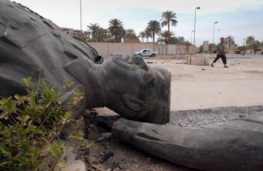 تمثال لصدام حسين أرضا (أرشيفية- فرانس برس)