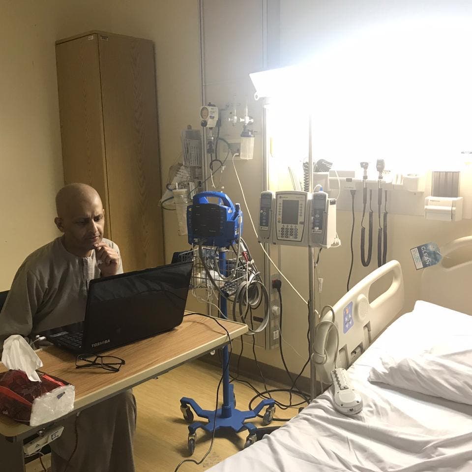 معلم سعودي مصاب بالسرطان يدرّس طلابه من غرفة المستشفى