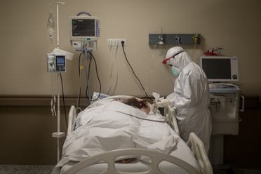 العناية بمصاب بكورونا في أحد مستشفيات اسطنبول