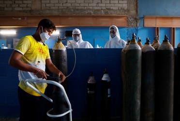 A worker refills an oxygen cylinder as medical workers wait at the Yatharth Hospital in Noida, on the outskirts of New Delhi, India, on September 15, 2020.  (File photo: Reuters)