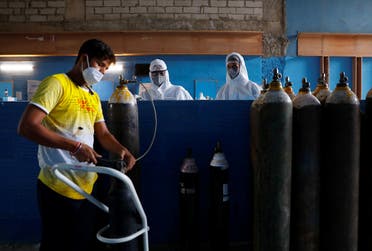A worker refills an oxygen cylinder as medical workers wait at the Yatharth Hospital in Noida, on the outskirts of New Delhi, India, on September 15, 2020. (File photo: Reuters)