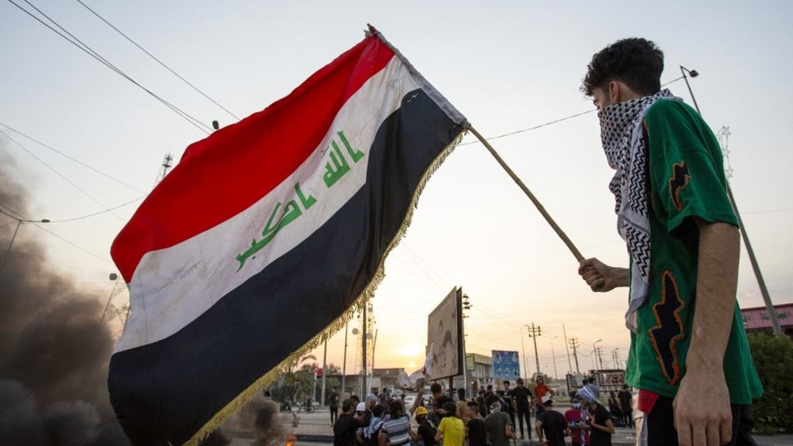 متظاهر يحمل العلم العراقي في البصرة - فرانس برس