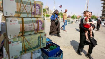 العملة الإيرانية تواصل انهيارها والدولار قرب 300 ألف ريال 