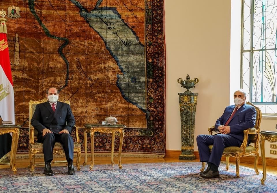 السيسي خلال لقائة عقيلة صالح وحفتر في القاهرة 