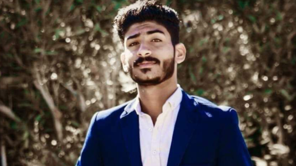 بالدموع.. شاهد والدة ناشط عراقي تناشد خاطفيه: ما سوا شي