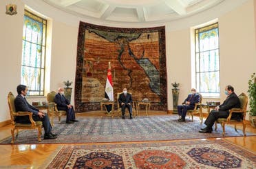الرئيس المصري خلال لقائه رئيس البرلمان وقائد الجيش الليبي (أرشيفية)