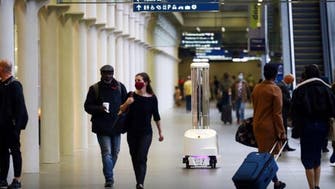 لندن کے ایک ریلوے اسٹیشن میں 'مسلح روبوٹ' سے کرونا کے خلاف جنگ