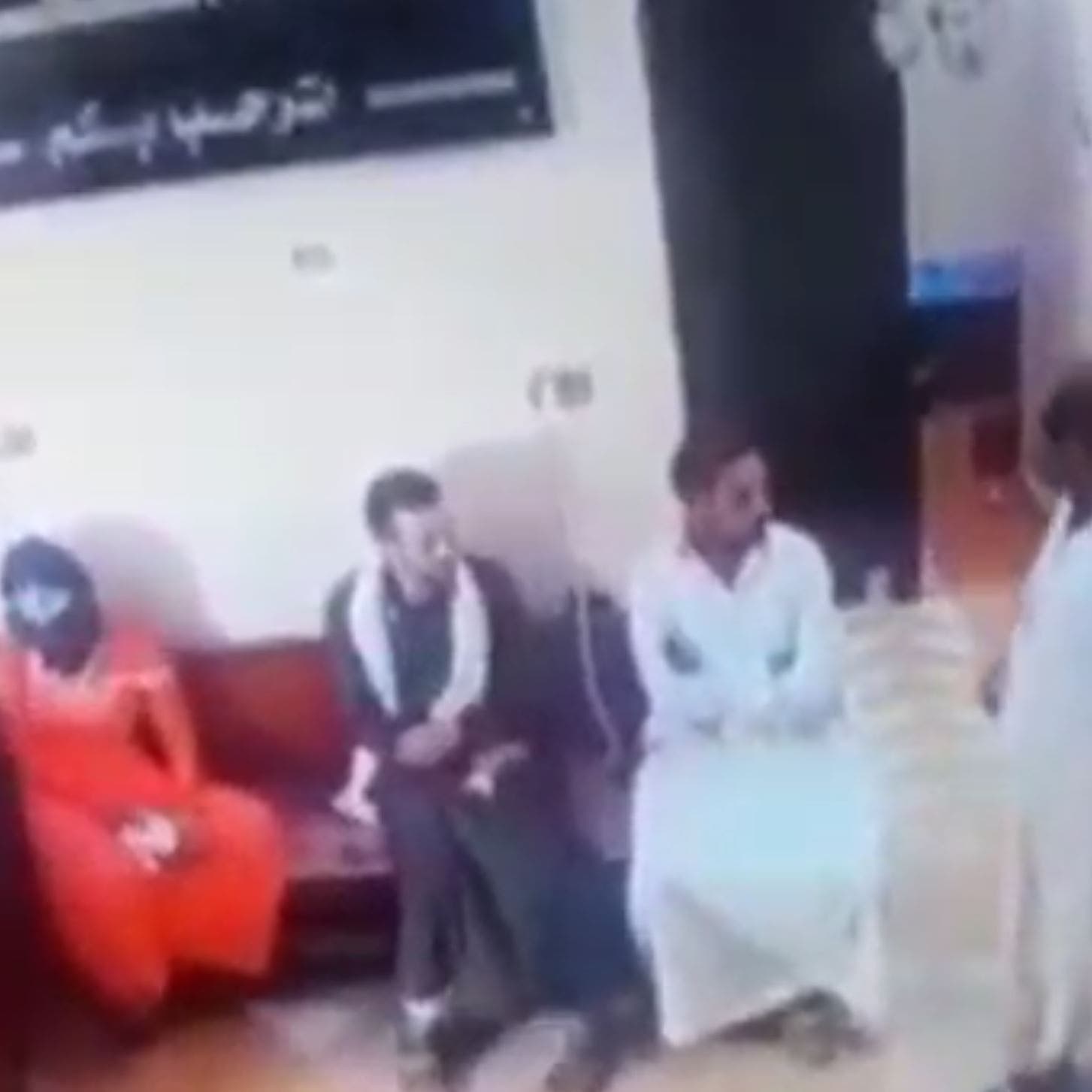فيديو أوجع المصريين.. ذهب لعلاج زوجته عند الطبيب فسقط ميتاً