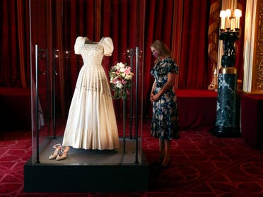 الأميرة بياتريس لدى الترويج لمعرض ثوب زفافها