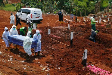 من عملية دفن أحد ضحايا فيروس كورونا