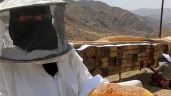 أول نحالة سعودية تنتج العسل الطبيعي من رجال ألمع