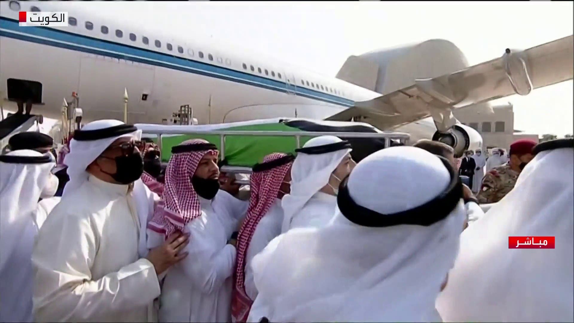 حمل الجثمان إلى سيارة الإسعاف