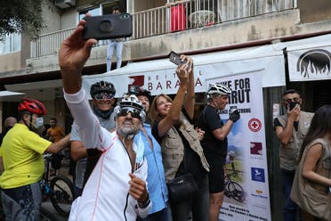 Participants at the event take a selfie with Lance Armstrong. (Photo courtesy: Fares Sokhn)