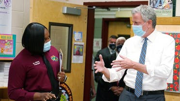 New York City Mayor Bill de Blasio speaks with principal of P.S. 59 Cherry-Ann Joseph-Hislop as they tour a classroom following the coronavirus outbreak in Brooklyn, New York City. (Reuters)