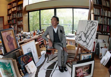 كنزو تاكادا يتوسط لوحاته