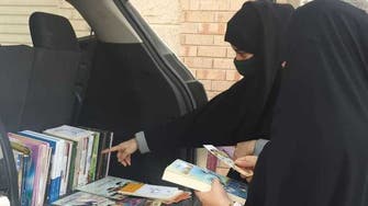 معلم سعودي ينصب "عش كتب" على سور منزله في القطيف