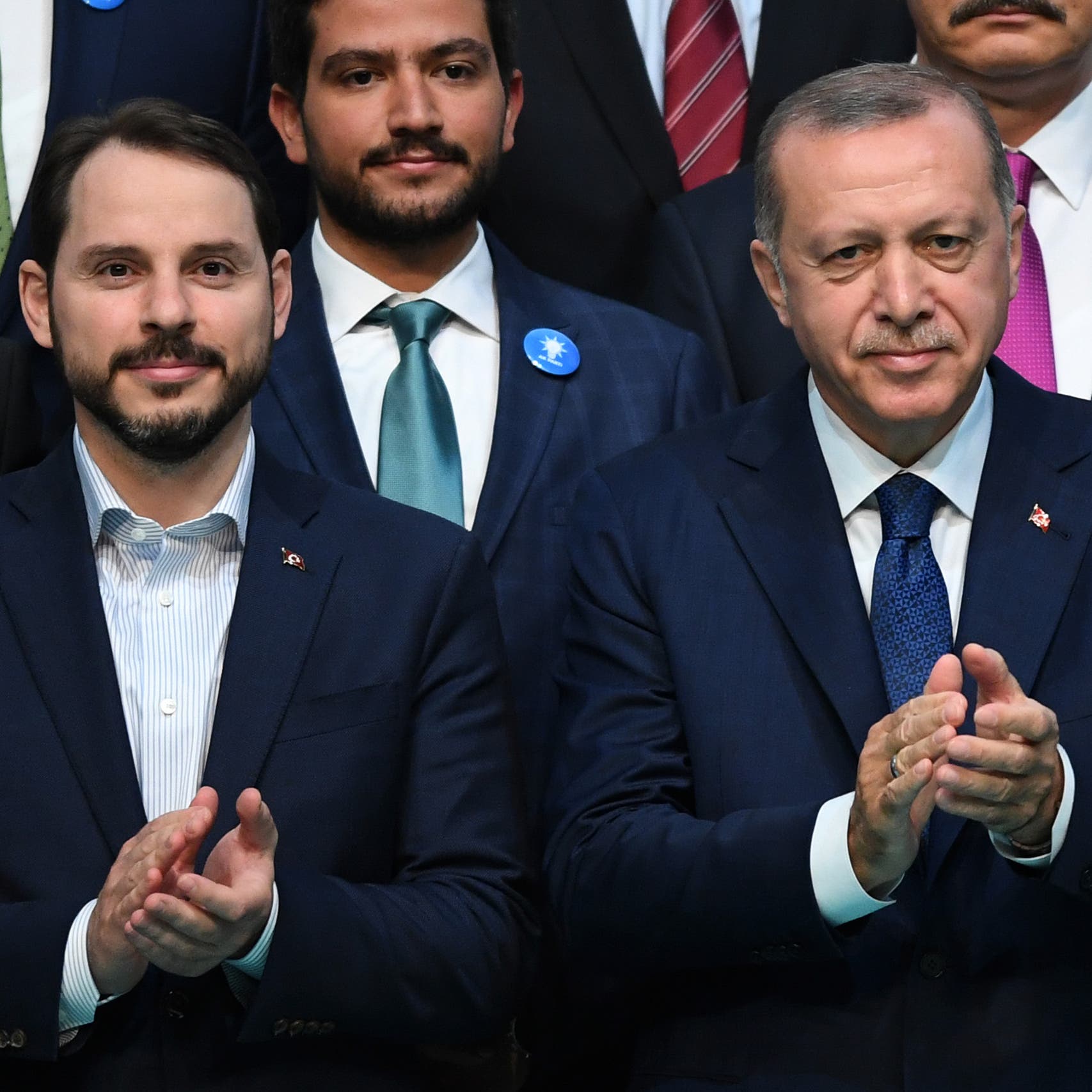 داوود أوغلو لأردوغان وصهره: أنتم مصيبة على هذا الشعب