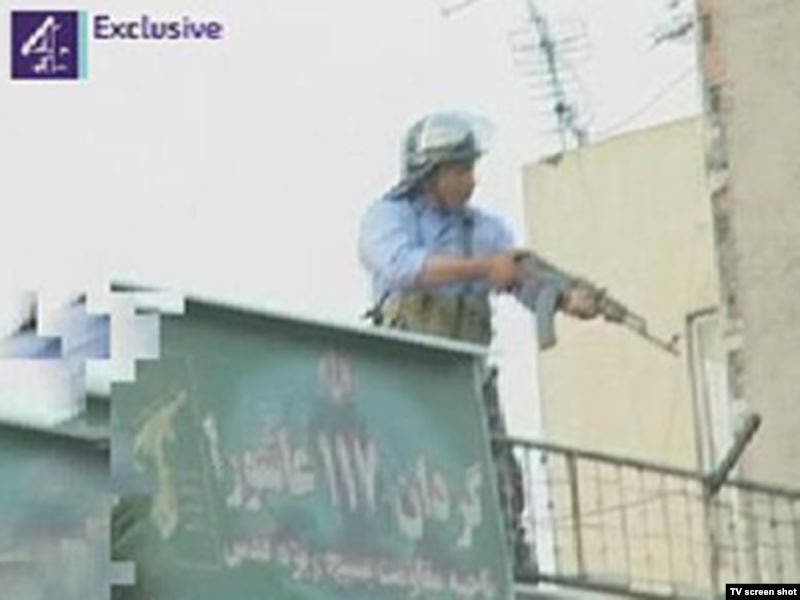 عنصر من الباسيج يطلق الناشر بالرصاص الحي على المحتجين في طهران من سطه مقر الباسيج
