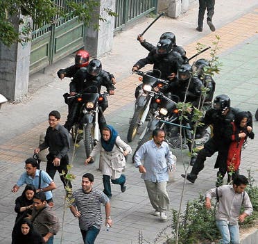 عناصر الباسيج تساهم في قمع الإحتجاجات في إيران