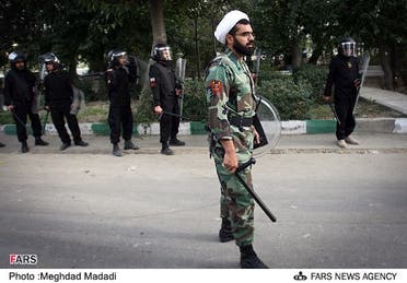 عنصر من باسيج رجال الدين يشارك في قمع المظاهرات- المصدر وكالة فارس الإيرانية