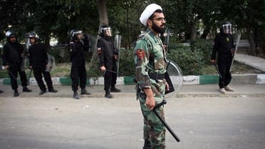 عنصر من باسيج رجال الدين يشارك في قمع المظاهرات- المصدر وكالة فارس الإيرانية