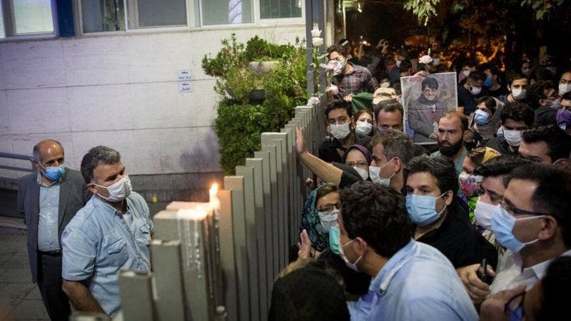 تجمع محبي الفنان شجريان أمام المستشفى (وكالة مهر)