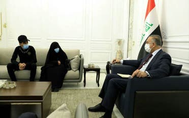 الكاظمي خلال استقبال والدة وشقيق العراقي