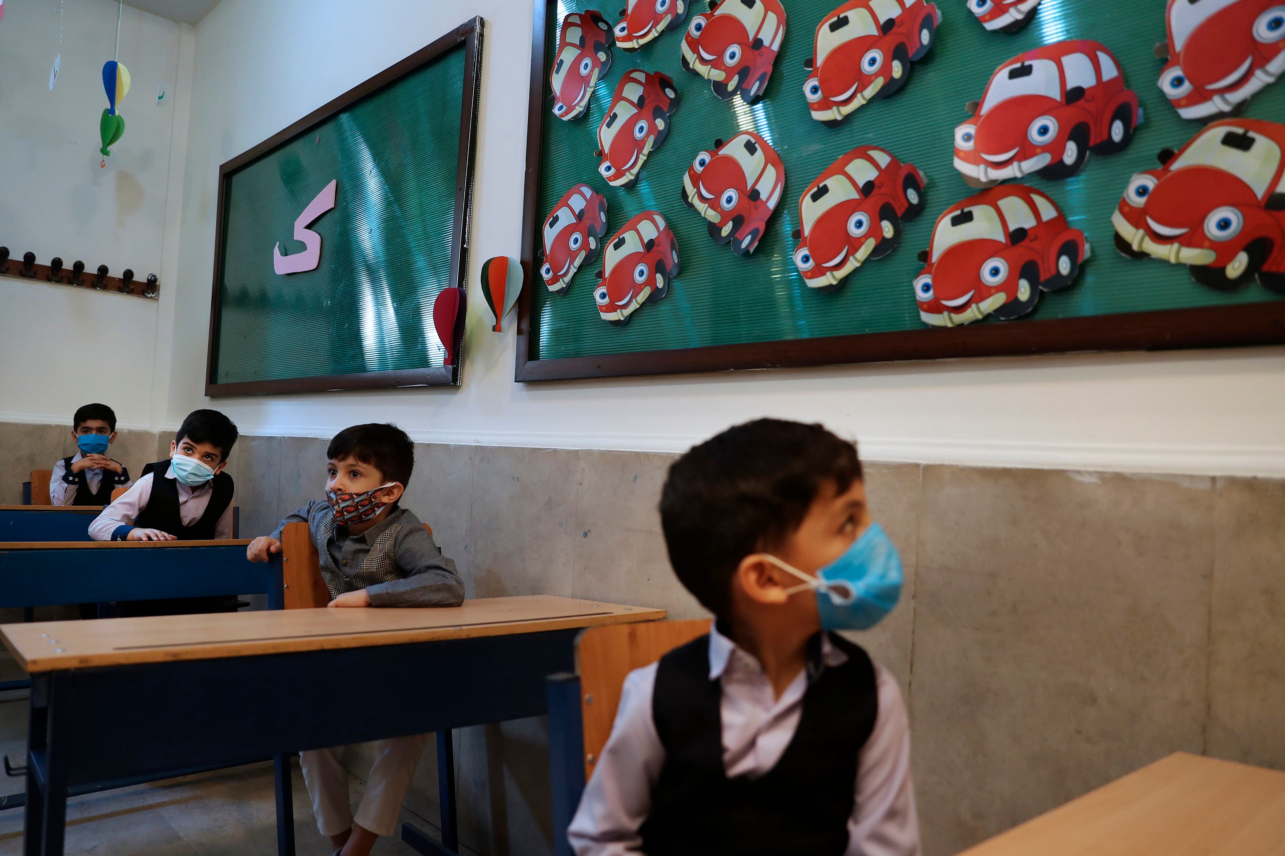 أطفال يرتدون كمامات للوقاية من كورونا في مدرسة بطهران