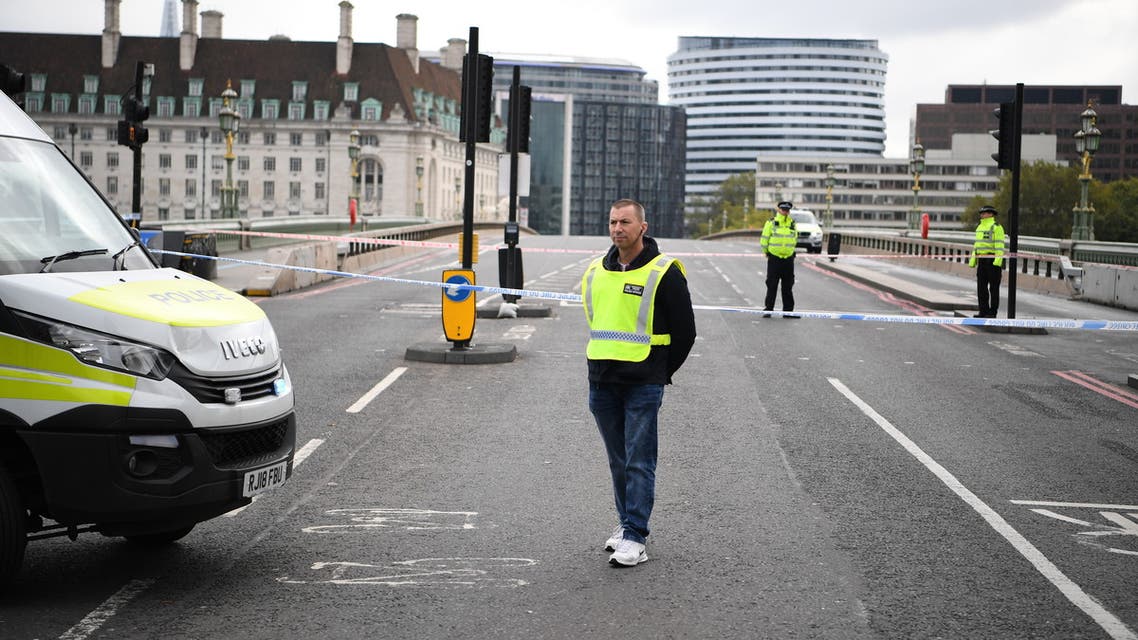 British Police officers staff a cordon closing Westminster Bridge in central London on October 13, 2020 following a security alert at St Thomas' Hospital.