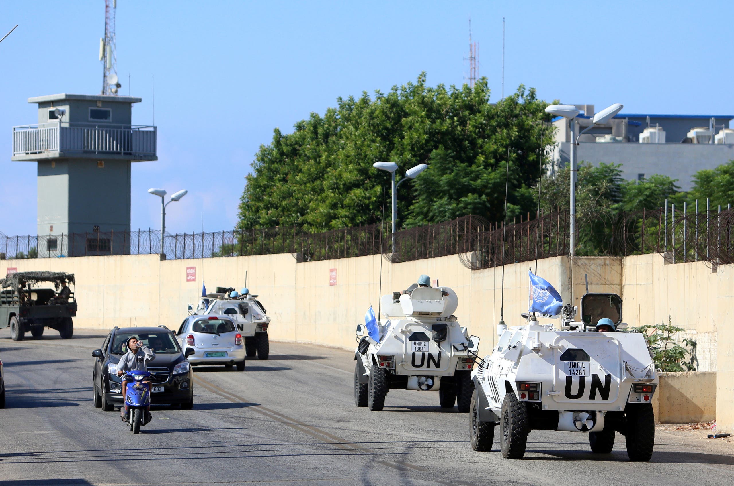 سيارات تابعة للأمم المتحدة بمنطقة الناقورة على الحدود اللبنانية الإسرائيلية