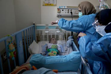 طفل مصاب بكورونا في مستشفى بطهران