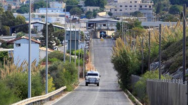 سيارة تابعة للأمم المتحدة بمنطقة الناقورة على الحدود اللبنانية الإسرائيلية
