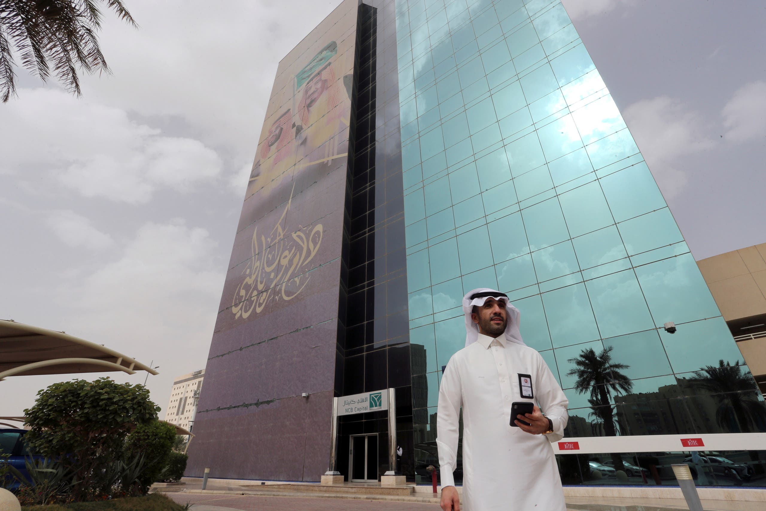 A Saudi trader monitors stocks at the Saudi stock market in Riyadh, Saudi Arabia, January 8, 2020. (File photo: Reuters)