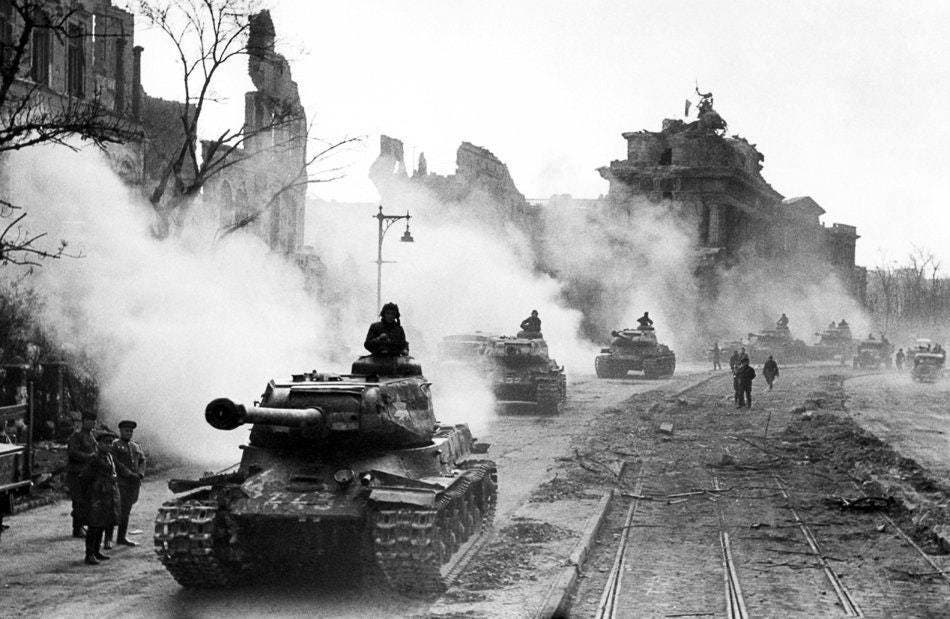 صورة لدبابات إيوسيف ستالين 2 ببرلين سنة 1945