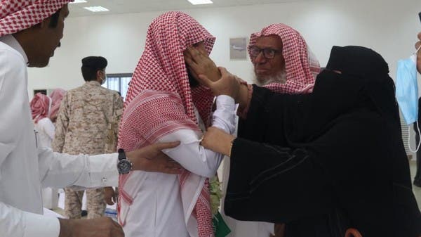 شاهد لحظة استقبال ذوي الأسرى في السعودية لأبنائهم