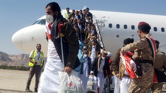 طائرة بـ 100 أسير حوثي تقلع من عدن إلى صنعاء