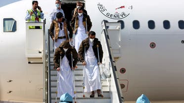 أسرى يصلون مطار سيئون اليمني(أرشيفية- رويترز)