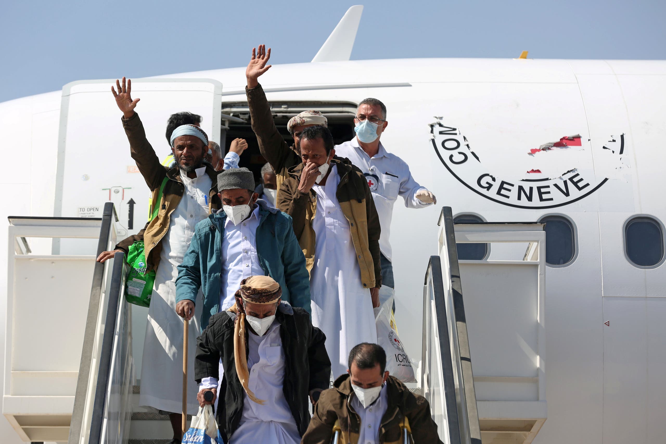 أسرى يصلون مطار سيئون اليمني(أرشيفية- رويترز)