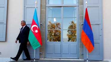 A security guard walks past an Azerbaijan (L) and Armenian flag at the opening of talks in Geneva, Switzerland October 16, 2017. (File photo: Reuters)