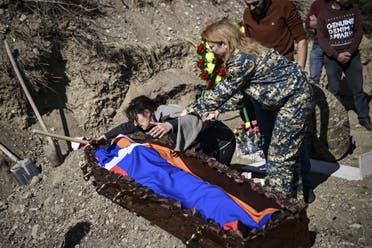 دفن قتلى في إقليم كاراباخ 