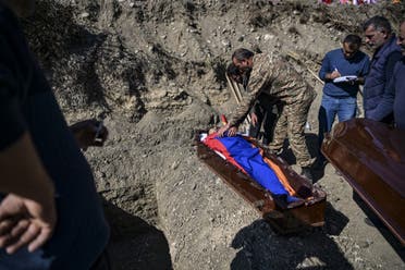 دفن قتلى في إقليم كاراباخ 