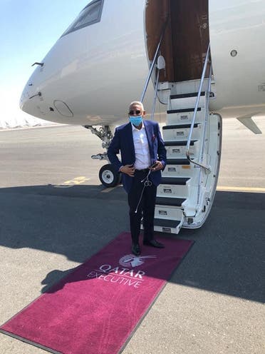 مصطفى الشافعي أمام  الطائرة الخاصة