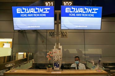 شاشة في مطار تل أبيب يظهر عليها رقم الرحلة المتجهة للبحرين