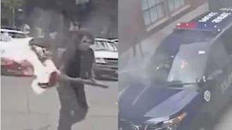 شاهد رجلا ينقضّ بنار مشتعلة على ضابط أميركي في السيارة